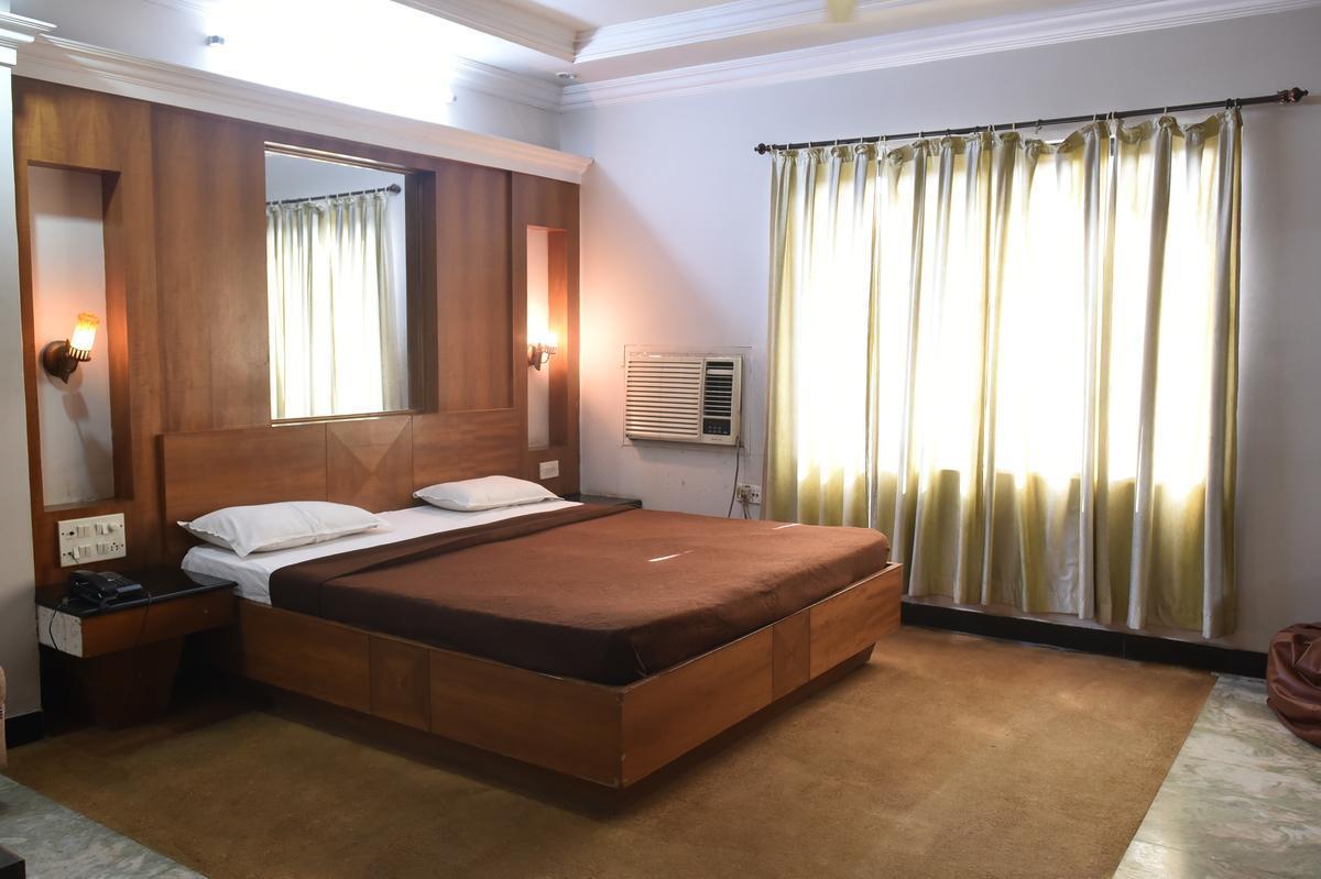 Hotel Poonam Райпур Экстерьер фото